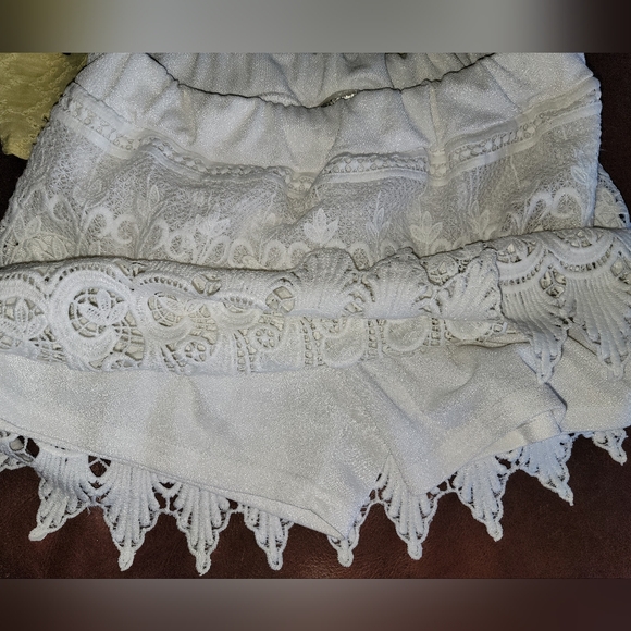 Beautiful & Soft White lace skirt w/hidden shorts size Small - Picture 5 of 6